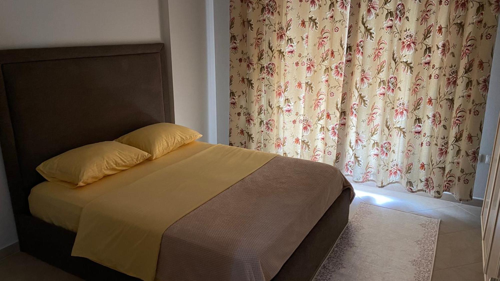 Contact 2 Apartamento Tirana